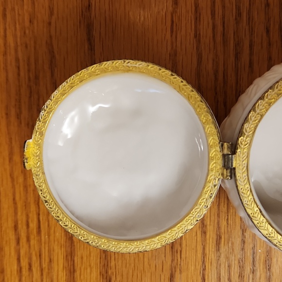 Fine China trinket box I'm cream with gold. Attached lid. - Picture 8 of 9